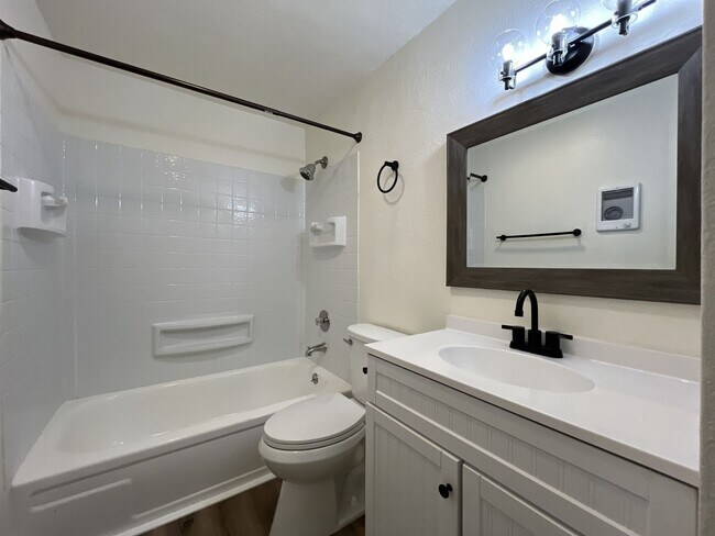Building Photo - Spacious Corner Apartment with Three Bedrooms, Open Living Space & Modern Kitchen