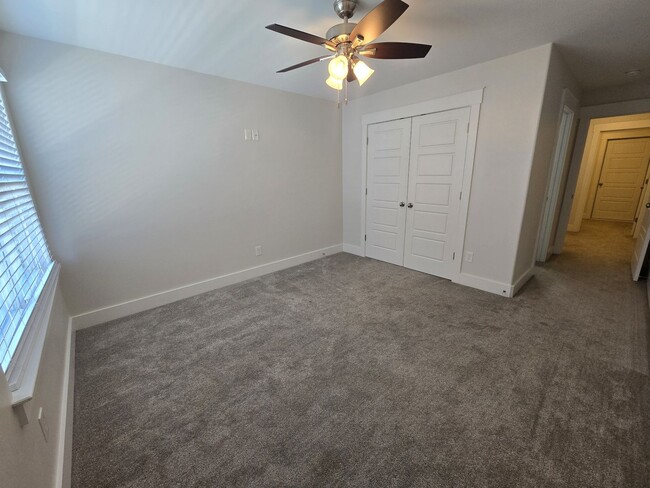 Building Photo - End Unit 3/3.5 Townhome w/ Community Pool!