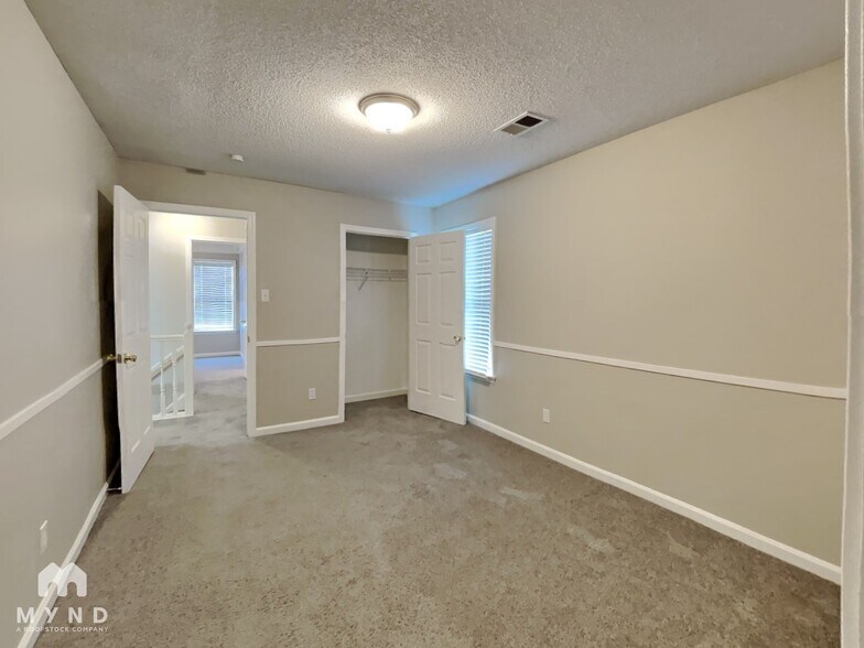 Building Photo - 2433 Dove Glen Cove