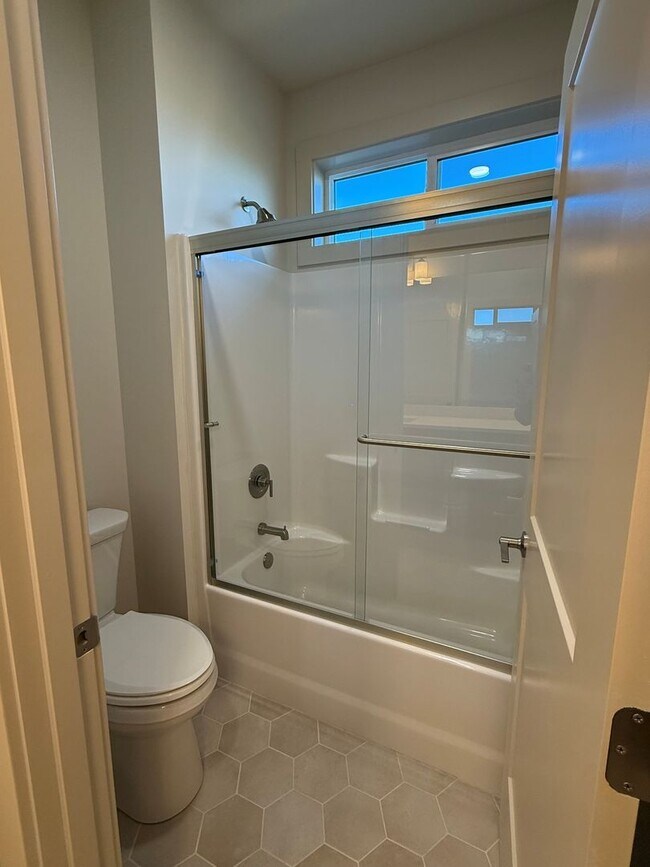 Building Photo - Now renting Brand-new 4 bedroom, 3 bathroo...