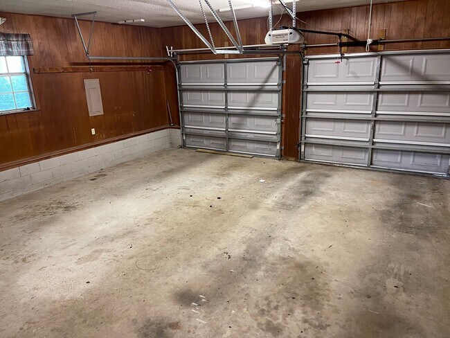 Building Photo - KILLEARN ESTATES FENCED YARD!!!