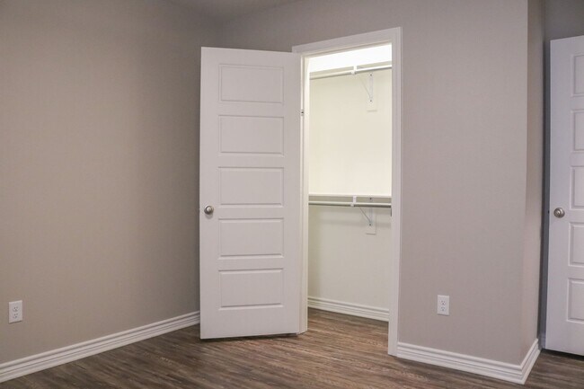 Building Photo - 5421 Meadow Ridge Dr
