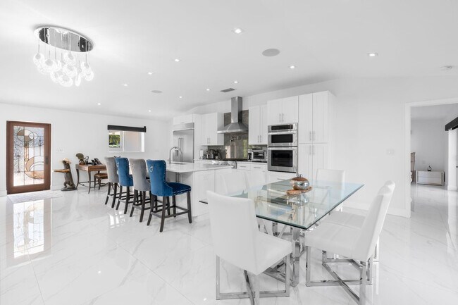 Building Photo - 2813 NE 29th St