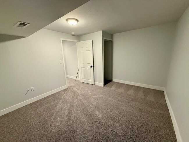 Building Photo - 3646 Queen Anne Way