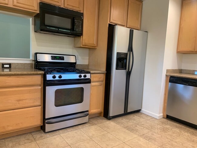 Building Photo - 3 bedroom 2 bath home with HUGE yard in Orangevale