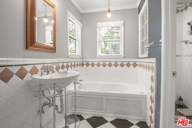 Building Photo - 6218 Balcom Ave