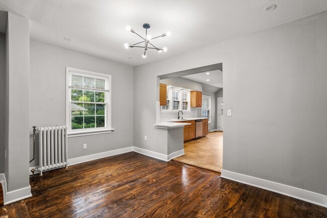 Building Photo - Rare Kenwood Townhome, Across from Campus
