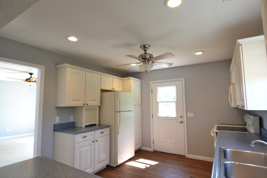 Building Photo - 1900 Salter Pl