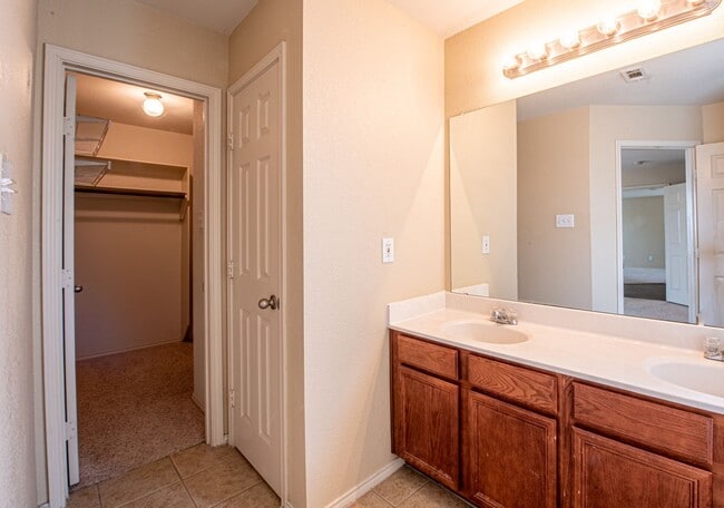 Building Photo - Spacious 4/2.5 Rental in Great ISD & LOTS ...