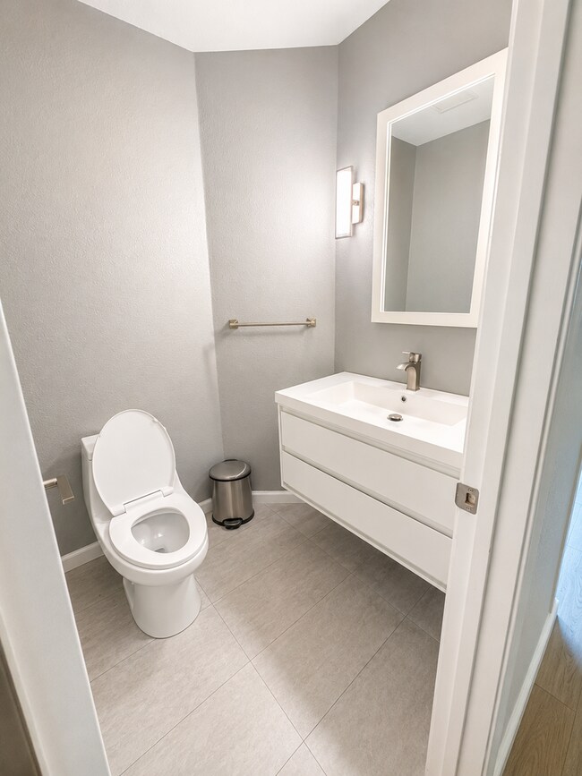 Building Photo - Welcome to this stunning 3 bedroom and 2.5 bathroom in the heart of Fremont, Ca