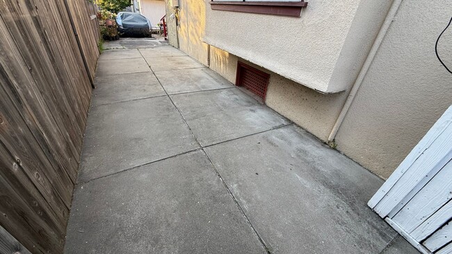 Building Photo - EPIC REA: Charming 2 Bed/ 1 Bath Home in Oakland’s Foothill Neighboorhood