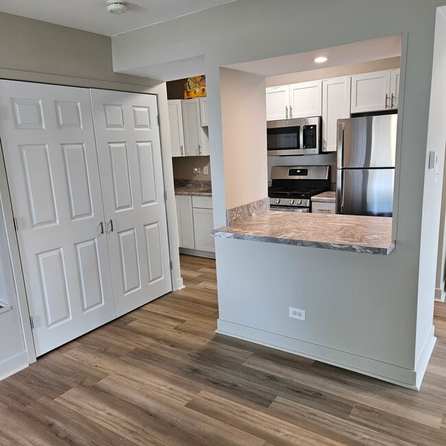 Building Photo - 5565 Allemong Dr