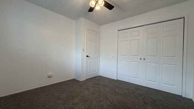 Building Photo - Cozy 2 Bedroom 1 1/2 Bath Townhouse Style ...