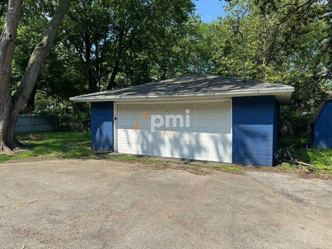 Building Photo - 132 S Elgin Ave