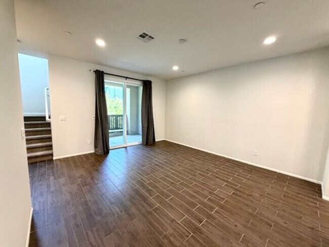 Building Photo - Luxury Townhome for Lease in Rancho Cucamonga
