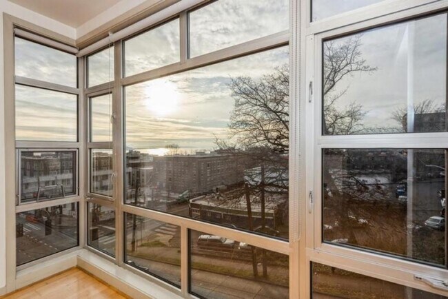 Building Photo - 1 bedroom in Seattle WA 98109