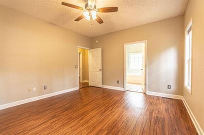 Building Photo - 465 Crestview Rd