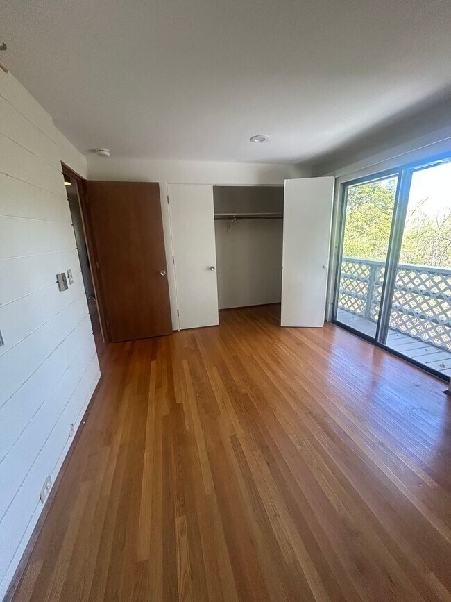 Building Photo - 3 bed, 2 1/2 bath house