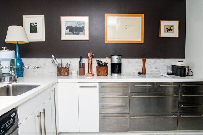 Building Photo - 1000 West Ave