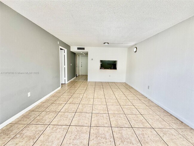 Building Photo - 9360 Fontainebleau Blvd