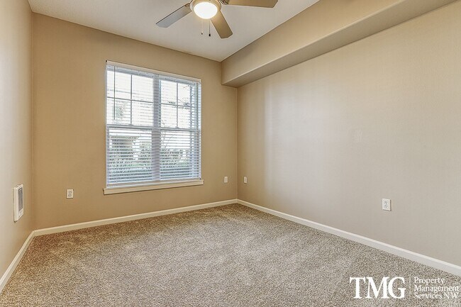 Building Photo - Beautiful Ground-Level 1 Bedroom + Bonus Room Condo 769 Sq Ft | Water/Sewer/Garbage Included