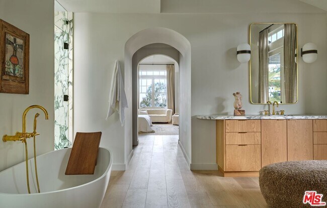 Building Photo - 8673 Hollywood Blvd