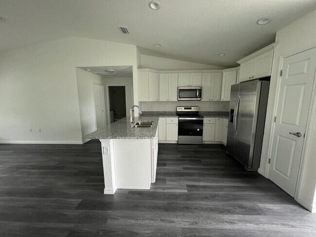 Building Photo - 9 Maple Ln