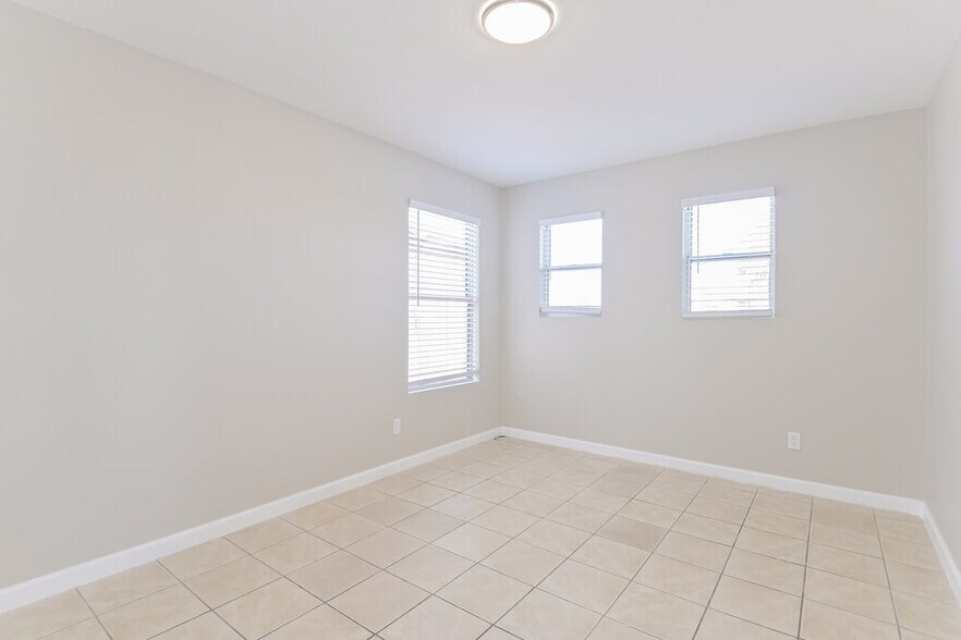 Building Photo - 1552 E Maryland Pl