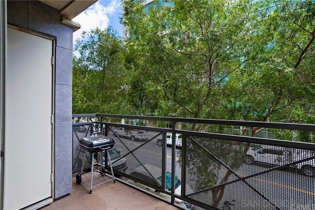 Building Photo - 525 11th Ave