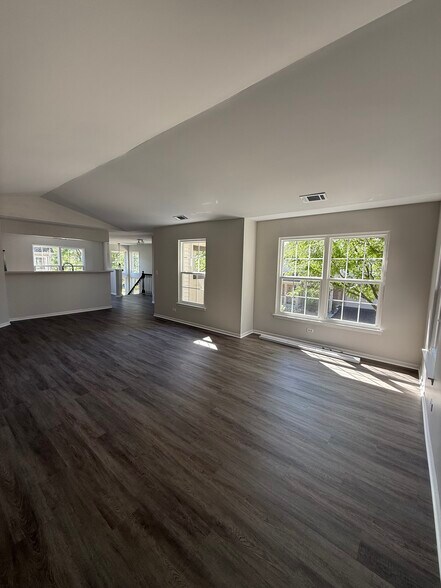 Building Photo - 2276 Vanderbilt Dr