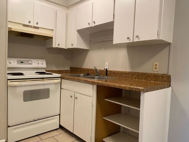 Building Photo - Cute & Affordable 1 Bedroom in Madison