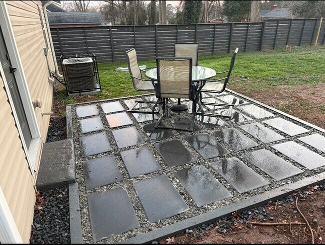 Building Photo - 2BR w/ Driveway & W/D Hookups near Uptown Charlotte