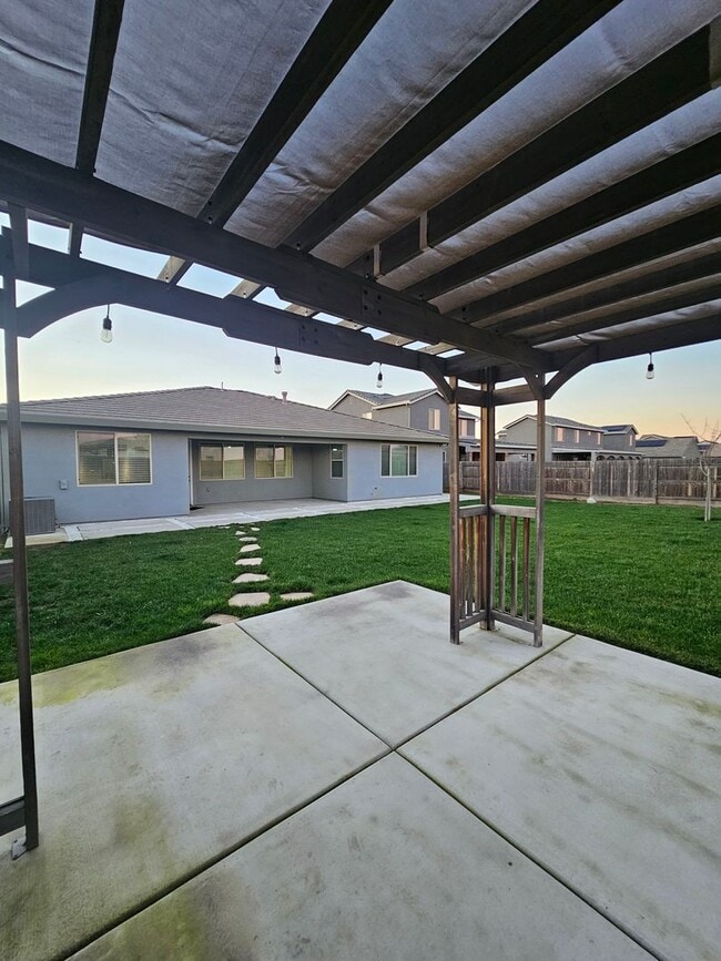 Building Photo - Beautiful Home in Gated Community
