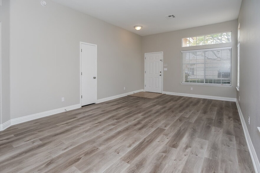 Building Photo - 806 Zinnia Cir