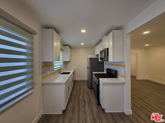 Building Photo - 707 Strand St