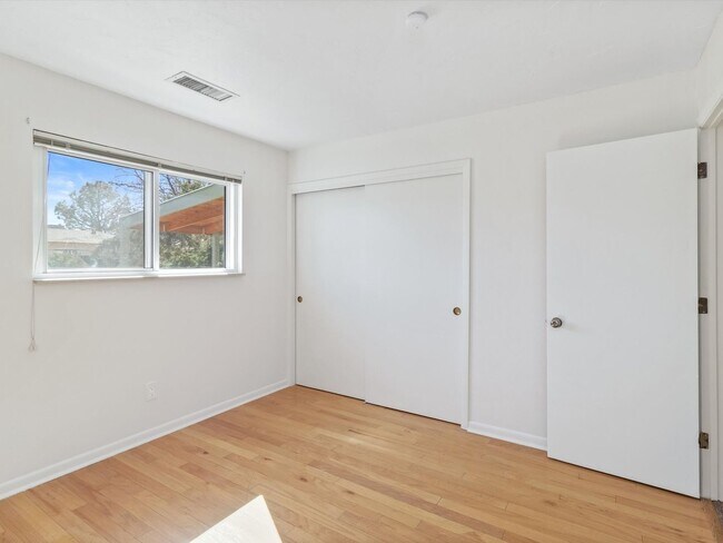 Building Photo - Spacious 4-Bed, 2-Bath Home | Large Backyard| Quick Access to Highway 528 and Other Routes| Pre-L...