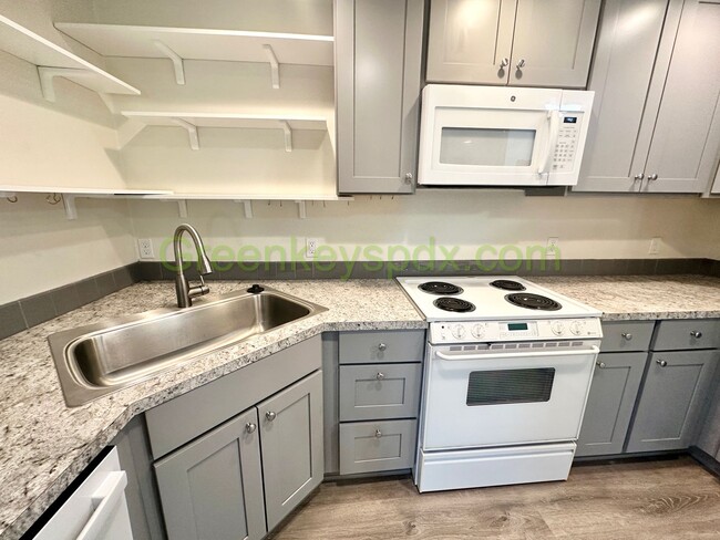 Building Photo - SE Ankeny Duplex