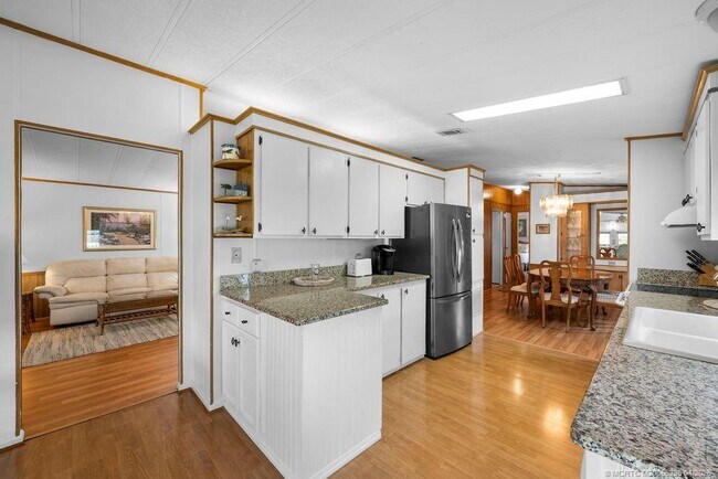 Building Photo - 7894 SE Saratoga Dr