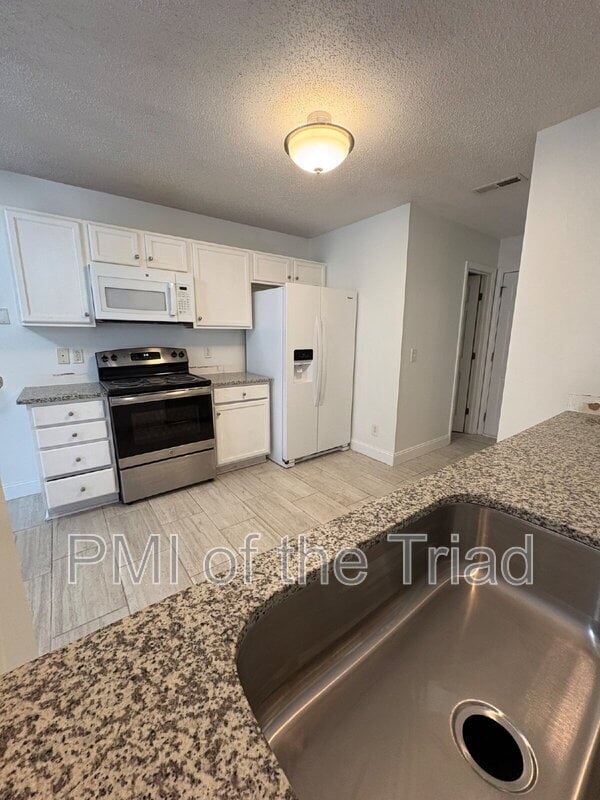 Building Photo - 202 Kinnley Ct