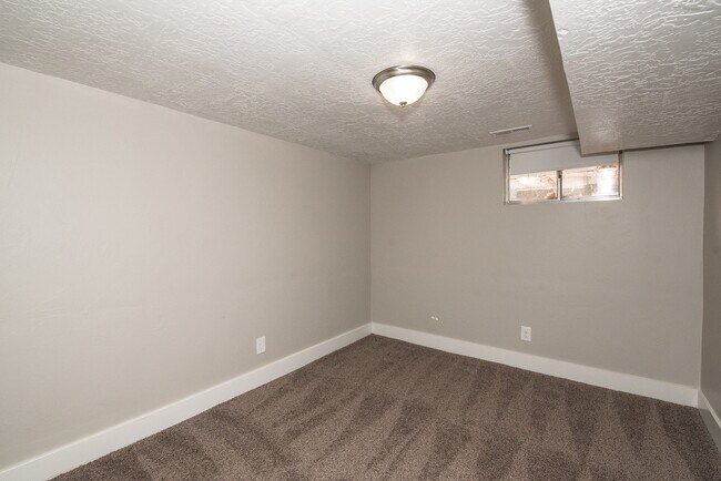 Building Photo - Beautiful Spacious Home in Sugarhouse!