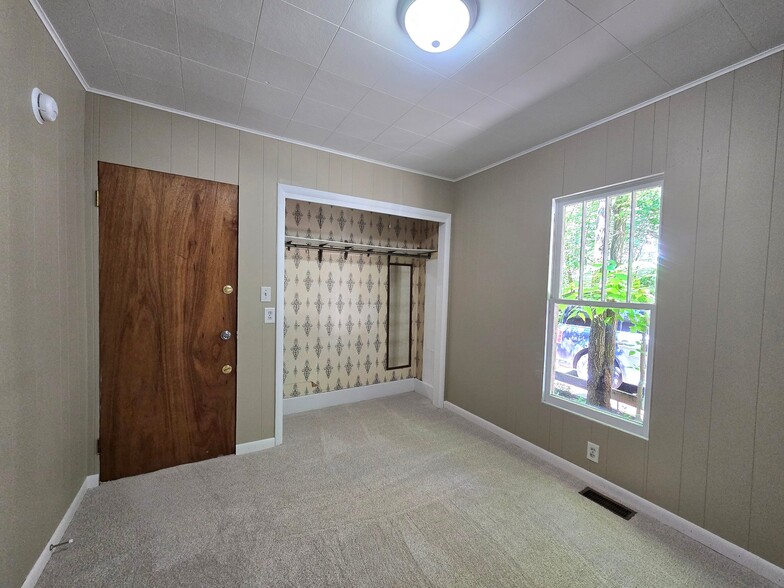 Building Photo - 23 Stayman St