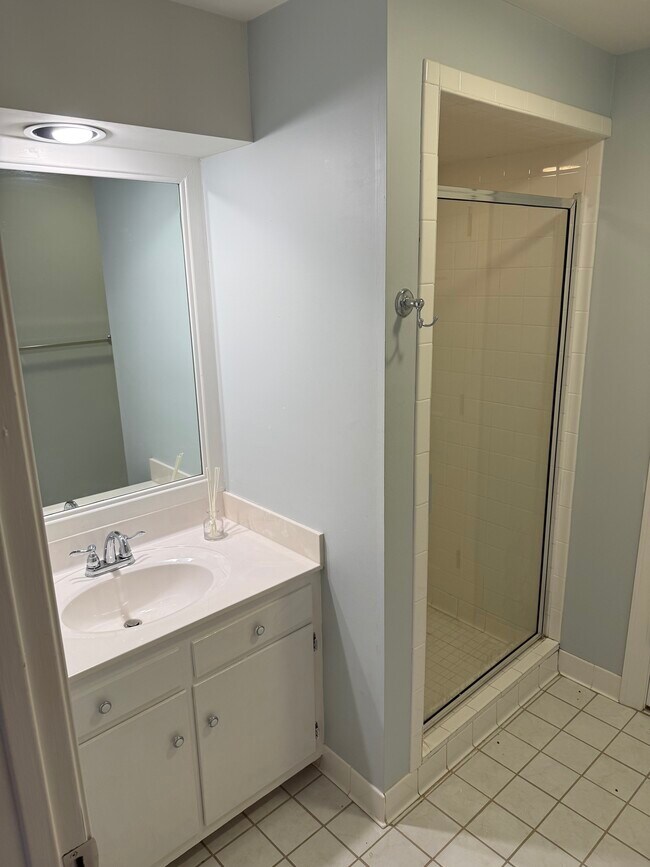 Building Photo - 833 Williamsburg Dr