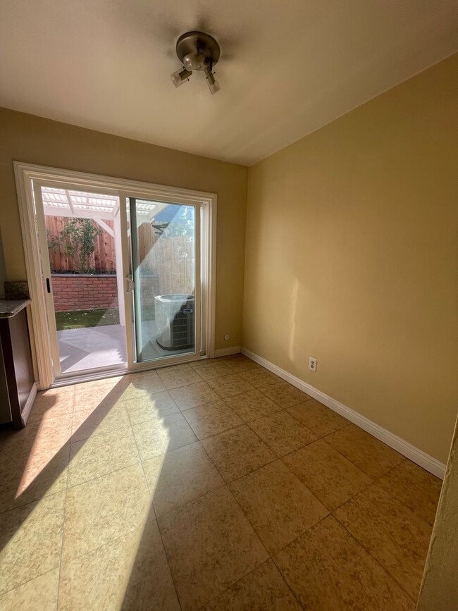 Building Photo - Cozy 2b/1.5ba Townhome in Anaheim