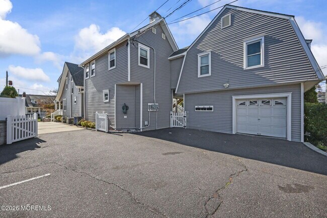 Building Photo - 208 4th Ave