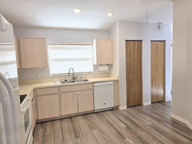 Building Photo - 3 bedroom, 2 bath, 2 car garage on a large lot!