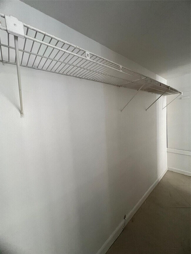 Building Photo - 2615 NE 3rd Ct