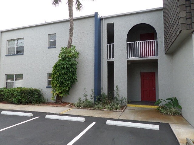 Primary Photo - $25 App Fee & December Rent Free! * Spacious 2bdrm/1bath Condo ** $1,695.00** READY NOW ** No Sec...