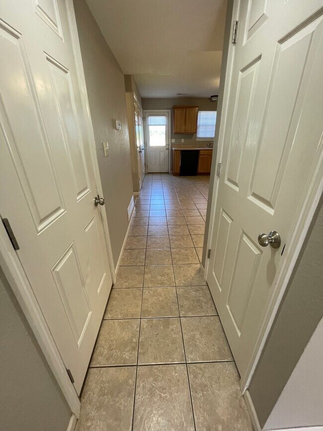 Building Photo - 4 bed/ 2 bath townhouse