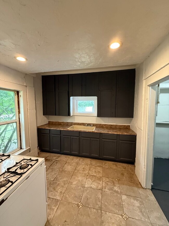 Building Photo - Affordable Rental near downtown Ardmore!