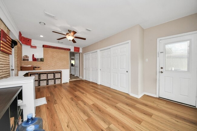 Building Photo - 2806 Oak Dr